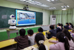 作为教育的辅助东西但绝不应该替代教师在教育中的中心位置