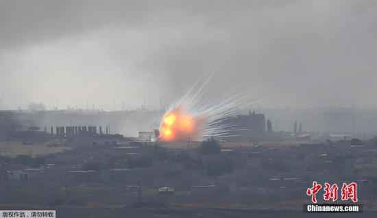 2019年10月12日,从土耳其边境可以看到,叙利亚城镇拉斯埃恩发生爆炸,升起滚滚浓烟。 俄法德领导人就叙利亚问题通话 吁消除叙恐怖主义