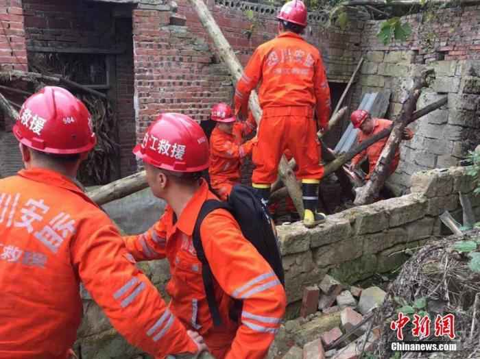 资料图:救援人员在震区开展救援。钟欣 摄
应急管理部:1月全国自然灾害致68万人次受灾 2人死亡