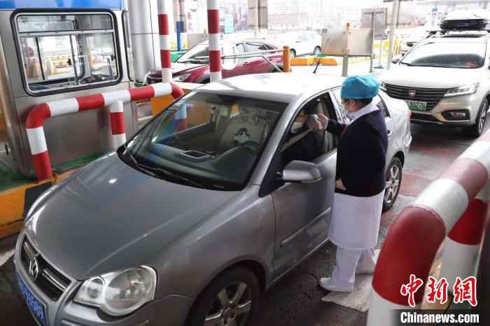 高速公路道口排查疫情。 张亨伟 摄 上海密织疫情防控网 人车船“来有影去有踪”