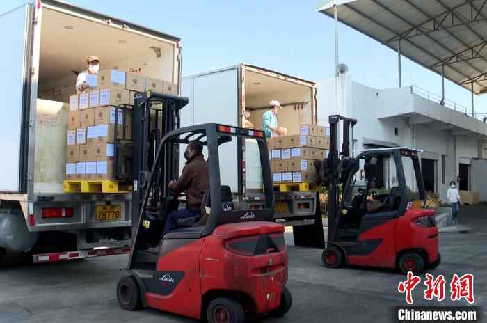 东山台资企业东兴水产加工有限公司捐赠3货柜近30吨的海鲜罐头,货值80多万元,支援湖北疫情严重地区。东山县委宣传部供图 福建省漳州市台商协会:“与大陆同胞携手共克时艰”