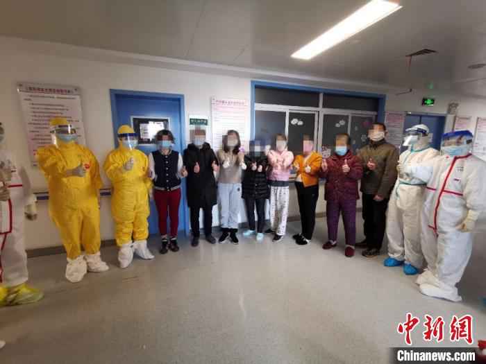 图为,患者与医护人员合影。山东大学齐鲁医院供图 山东支援湖北医疗队贡献战“疫”齐鲁智慧