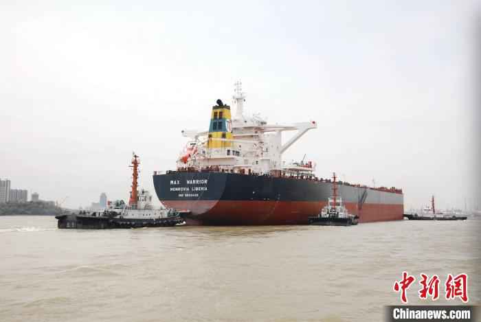“勇士”轮船长达300米,载重吨205361吨,是目前进入长江尺度最长、吨位最大的营运船舶。 陆娇婕 摄 300米长巨轮全船断电失控 引航员果断处置成功脱险