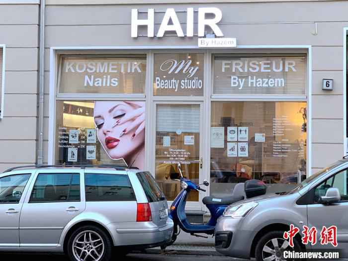 当地时间5月4日,德国各地开始进一步放松此前实施的“封城”措施。图为德国柏林一家恢复营业的理发店。 中新社记者 彭大伟 摄 4月以来全球日均新增8万确诊病例 德国“弹性解封”