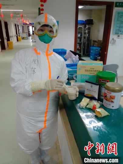 周萍在为病人调配营养品等。受访者供图 上海援助湖北护士周萍:“病人欢欢喜喜出院是对我们的最大安慰”