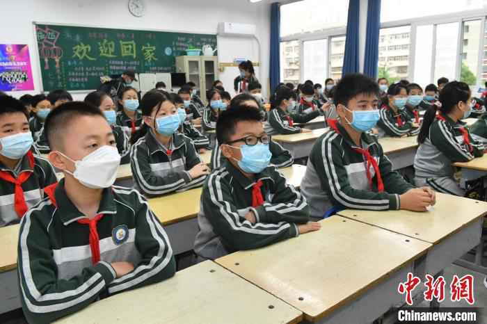 时隔近四个月,郑州小学生重返课堂。 丁友明 摄 河南多地小学今返校复学 校园教学活动渐入正轨