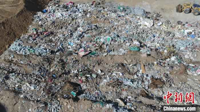 检察官用无人机对垃圾堆从多个角度进行拍摄。 霍小婷 摄 山西太原借助无人机取证 助力生态公益诉讼